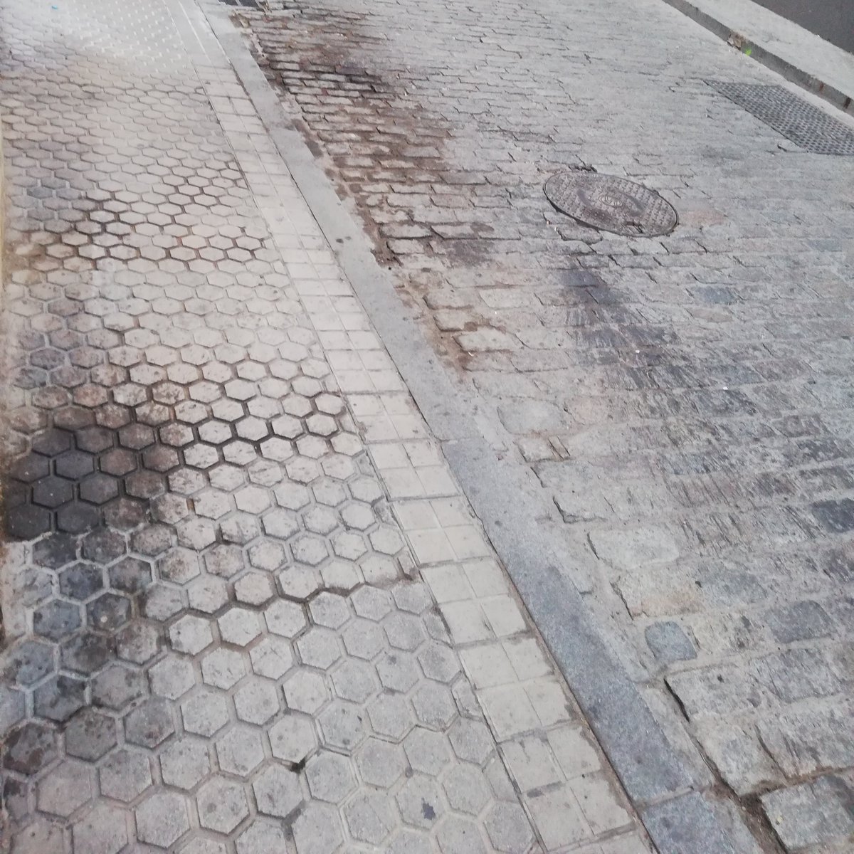 ChemaRadio's tweet photo. #Sevilla, centro de la ciudad en estado de #abandono, a la espera del zafarrancho que anunció @jlsanzalcalde @Ayto_Sevilla @LipasamSevilla https://t.co/wPnqcOGXRM