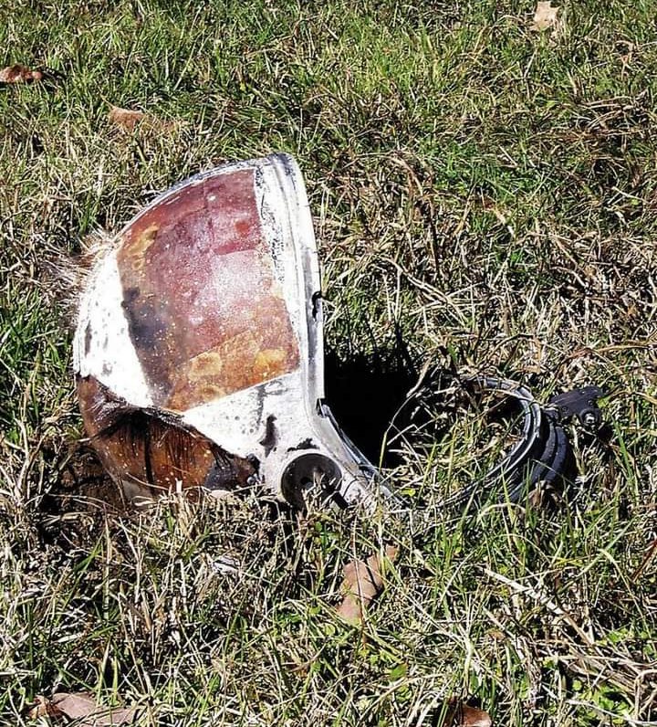 العثور على خوذة رواد فضاء في حقل للمزارعين في تكساس بعد كارثة المكوك الفضائي كولومبيا تفكك المكوك الفضائي عندما عادت إلى الغلاف الجوي في 1 فبراير 2003.