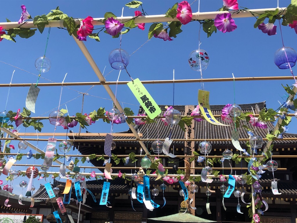kawasaki_pr's tweet photo. 夏空に　涼しく響く　玻璃の音
※玻璃（はり）…ガラス

全国の風鈴🎐を集めた
「第28回川崎大師風鈴市」は
７月23日(日)まで開催中です✨
🔽くわしくは
https://t.co/pOU7SPUYq2
＃かわさきいいね
＃かわさき５７５ ←募集中‼️
＃風鈴市 https://t.co/ilcuAB9R8c