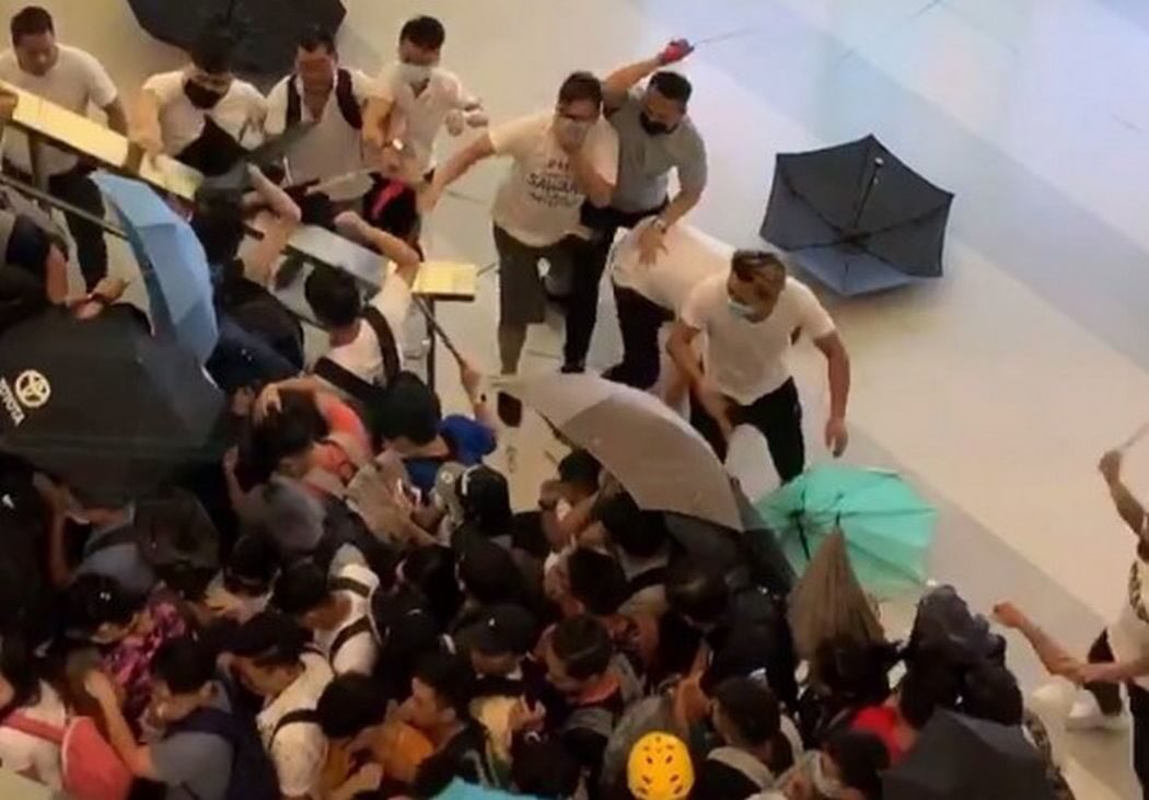 HKLiberty_Team's tweet photo. We have not forgotten what happened 4 years ago on this day. Beijing colluded with white-clad thugs who attacked HKers indiscriminately, while @hkpoliceforce turned their backs on us. #YuenLongTerroristAttack #July21
 Photo CR @hkfp https://t.co/bOFMwOEtud