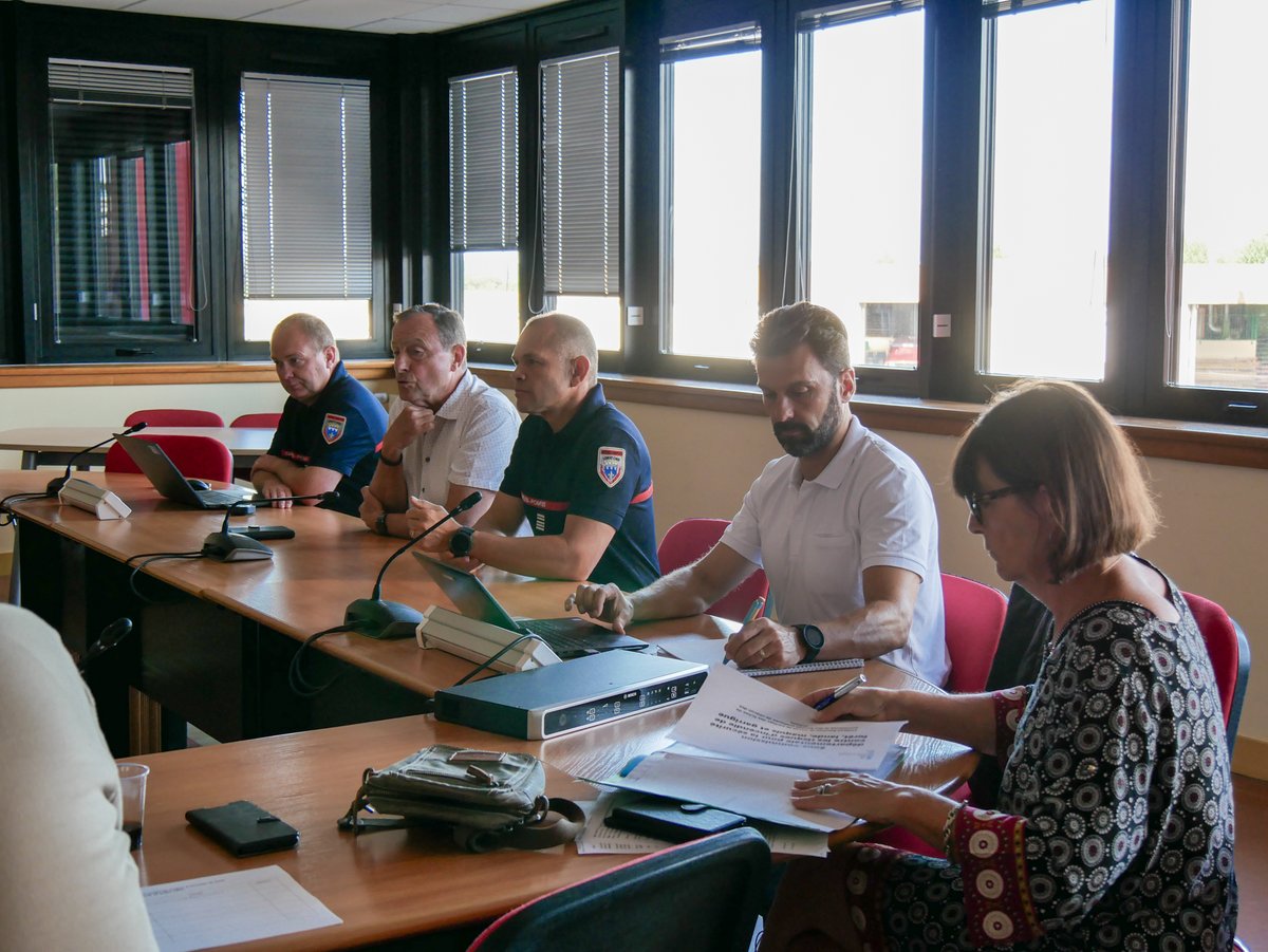 Prefet41's tweet image. #feuxdeforet | Réunion de travail contre les risques d’incendie de forêt pilotée par la préfecture de #LoirEtCher à l’état-major du #SDIS41 en présence de représentants des forêts privées, gendarmerie, préfecture, @departement41 et SDIS. Ensemble, préservons notre environnement🌲