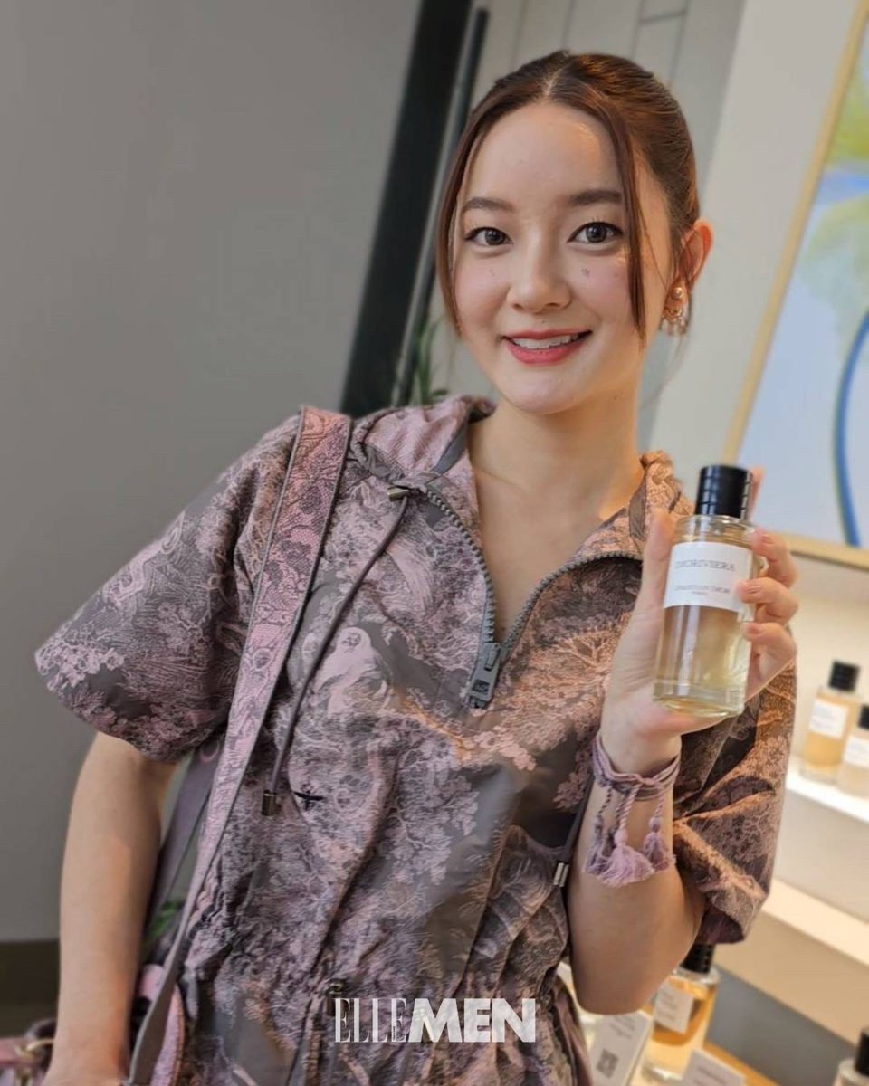 ElleMenThailand's tweet photo. ส่องความน่ารักของ อิงค์-วรันธร @inkwaruntornp กับกลิ่นหอมใหม่ Dioriviera จาก La Collection Privee ในงานเปิดตัวของ @Dior Beauty วันนี้ที่อยู่ท่ามกลางบรรยากาศและการตกแต่งที่จะพาท่านไปสู่ฤดูร้อนที่ French Riviera ด้วยลวดลายกูตูร์ Toile de Jouy อันเป็นเอกลักษณ์

#INKWARUNTORN https://t.co/Ar3ukibg65
