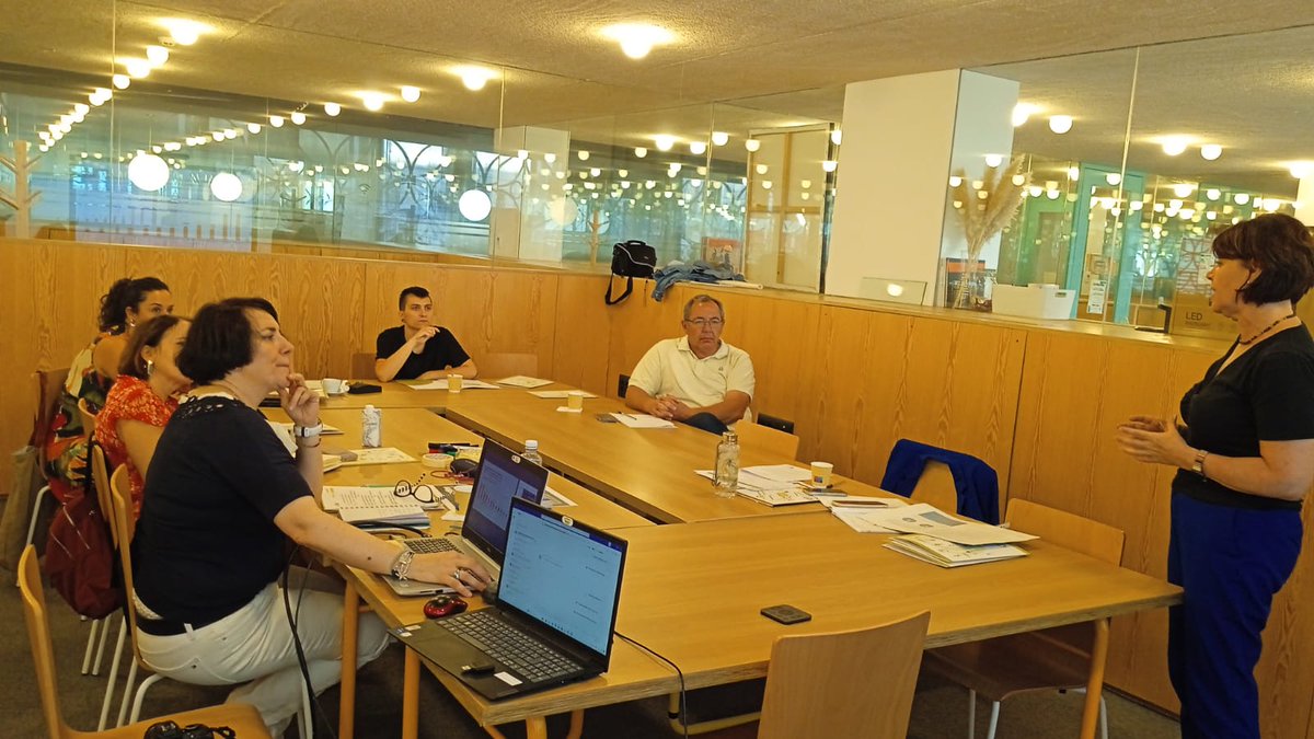 PlataformadeONG's tweet image. Continua nuestra directora @MarisaGomezCres realizando una presentación sobre la #TransformacionDigital3Sector de las organizaciones sociales y los avances y trabajos que ha ido haciendo la #PlataformaDeONG en esta materia hasta llegar a esta I Jornada de la #ONGdelFuturo 🧐