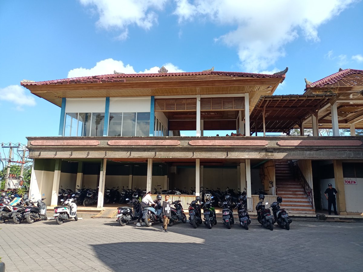 AByKh2jQifuhRDh's tweet photo. ビンタンスーパー＠ウブド

ワルンが入っていたこの建物が解体され

スーパー横にある階段を上った左手の広い敷地と共に、ビンタンのショップエリアができるようです

完成予定は7ヶ月とセキュリティのおじさんは言っています

ビンタンスーパーのショップ展開が楽しだ！

広い敷地は・続く https://t.co/ZO9KJbXNZH