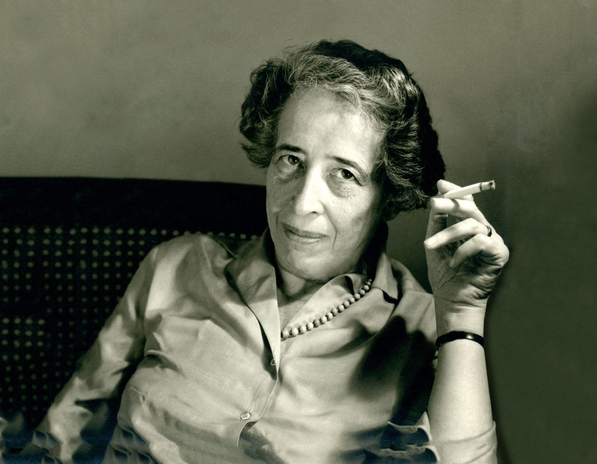 Gabri91MG's tweet photo. Hoy tiene más vigencia que nunca la afirmación de Hannah Arendt de que los "idiotas son los que viven únicamente en su casa preocupados sólo de su propia vida y sus necesidades". 

Quien en nuestro tiempo se desentiende del resto de personas, bien merece llamarse idiota. https://t.co/x7yXFiocyP
