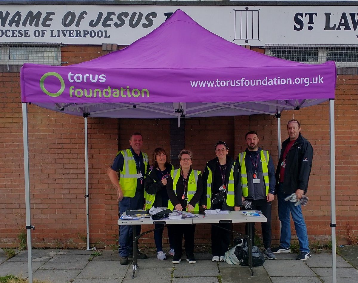 WeAreTorus's tweet photo. 🌞The sun shone on our WHITEHALL, L4 COMMUNITY #IMPACTDAY!
Teams from across @WeAreTorus @TorusFoundation & @HMSinfo joined #community partners engaging with resident to listen to concerns, tackle rubbish and spruce up communal green spaces!
#ConnectingWithCustomers https://t.co/BQ9KXgsJYV