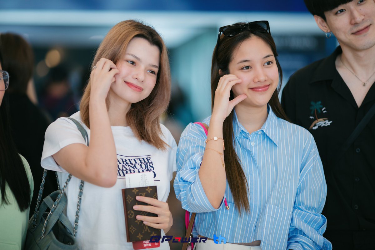 thheadline's tweet photo. GO GO GO, Freen Becky Heng Nam✈️🧇

See U in Hong Kong💗✨

#FreenBeckyFBinHongKong
#THHeadline #QpowerEnt
#FreenBecky #ฟรีนเบค 
#hengpnp #namorntaraaa https://t.co/UKbUc3exnl