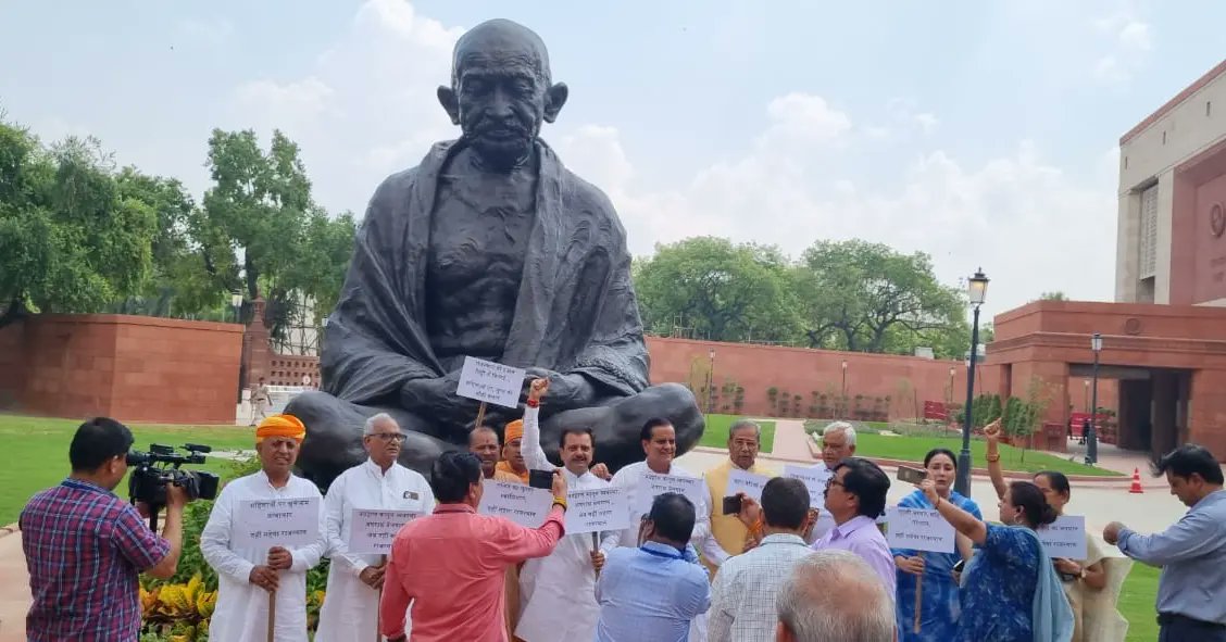 DrKirodilalBJP's tweet photo. राजस्थान में बढ़ते अपराध, भ्रष्टाचार, झूठे वादे और किसानों व युवाओं के साथ हुए छल को लेकर आज राजस्थान के लोकसभा व राज्यसभा सांसदों के साथ दिल्ली में संसद भवन में महात्मा गांधी की मूर्ति के समक्ष प्रदर्शन में शामिल हुआ।  (1/2) https://t.co/29OaLkPsrl