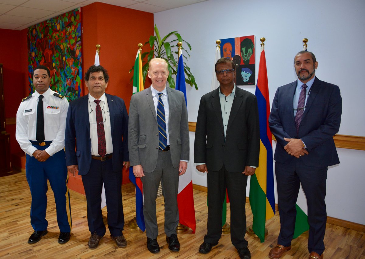 commission_coi's tweet image. La COI honorée d'accueillir SE Henry Jardine, Ambassadeur 🇺🇸 pour 🇲🇺 & 🇸🇨 @USEmbassyMoris
Au coeur des échanges : sécurité maritime & architecture @MASE_programme
🗣️"Le #développementdurable de notre région et notre économie dépendent fortement d'un océan sécurisé & sûr."