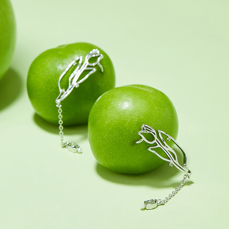 oinicio_office's tweet image. OINICIOXNagaki Perm jewelry is created with spring as the source of inspiration. White and green rhinestones, flowers and plants are used to adjust various angles to present the scene of spring waking up and puppies running on the lawn.🍏#oinicio #jewelry #earnings