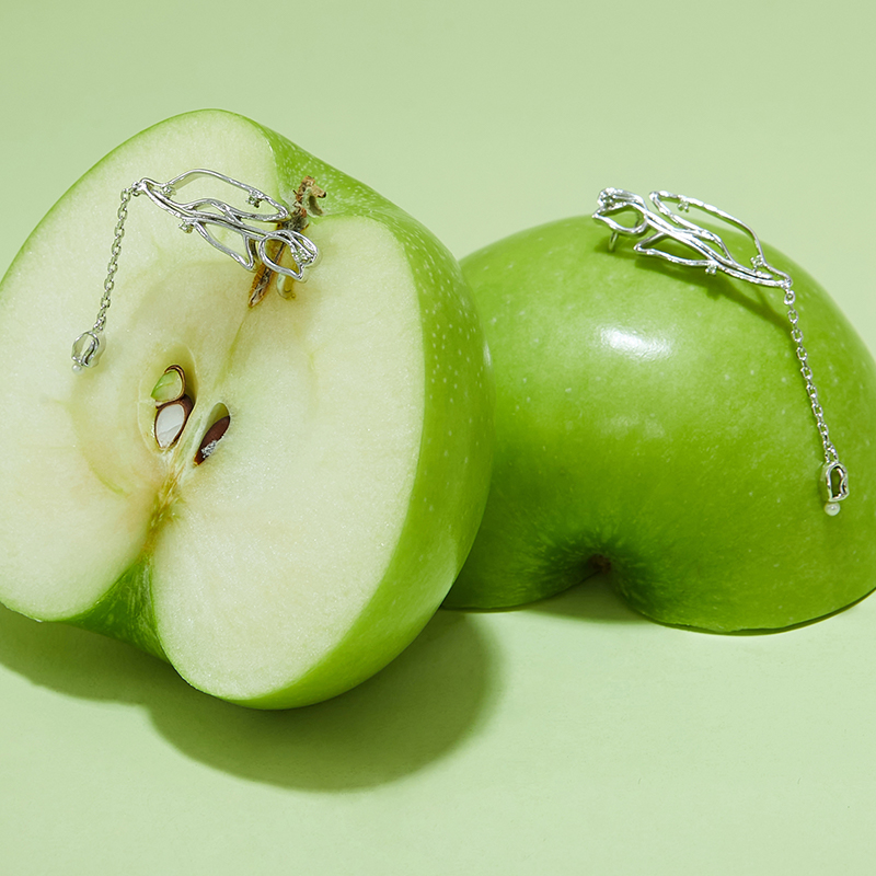 oinicio_office's tweet image. OINICIOXNagaki Perm jewelry is created with spring as the source of inspiration. White and green rhinestones, flowers and plants are used to adjust various angles to present the scene of spring waking up and puppies running on the lawn.🍏#oinicio #jewelry #earnings