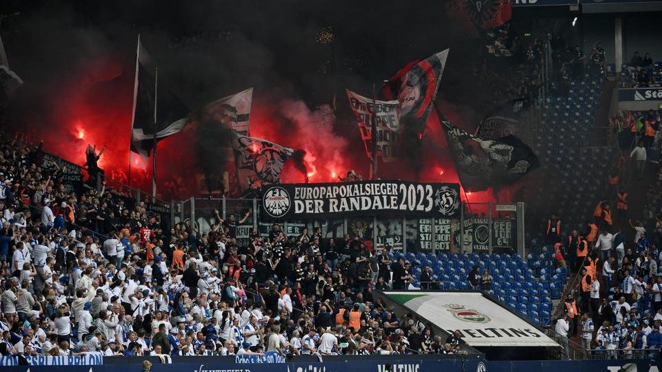 UltrasGerman's tweet photo. 🔴⚫️⚪️
#EintrachtFrankfurt steht nun offiziell auf Platz eins in der Strafentabelle der vergangenen Saison. Durch eine letzte Geldstrafe von 414.100€ bleiben sie mit großem Abstand an der Spitze.
Teuerste Strafe der Saison➡️ 258.100€ im Pokalfinale
insgesamt➡️ 861.000€
#SGE https://t.co/WQs658qSXV