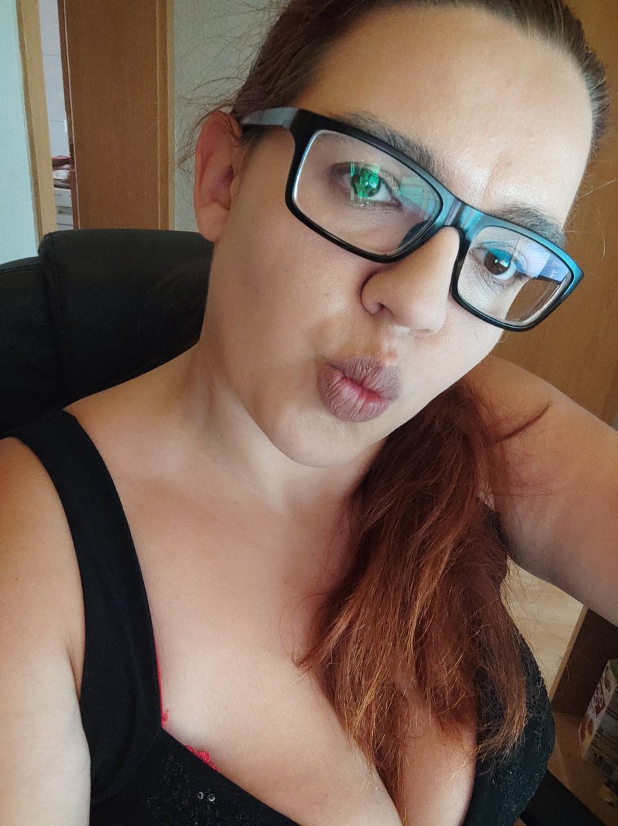 socksforyou51's tweet photo. Retweet wenn du wissen möchtest was ich heute darunter trage 😈😜

#retweet https://t.co/89Z0OQlcce