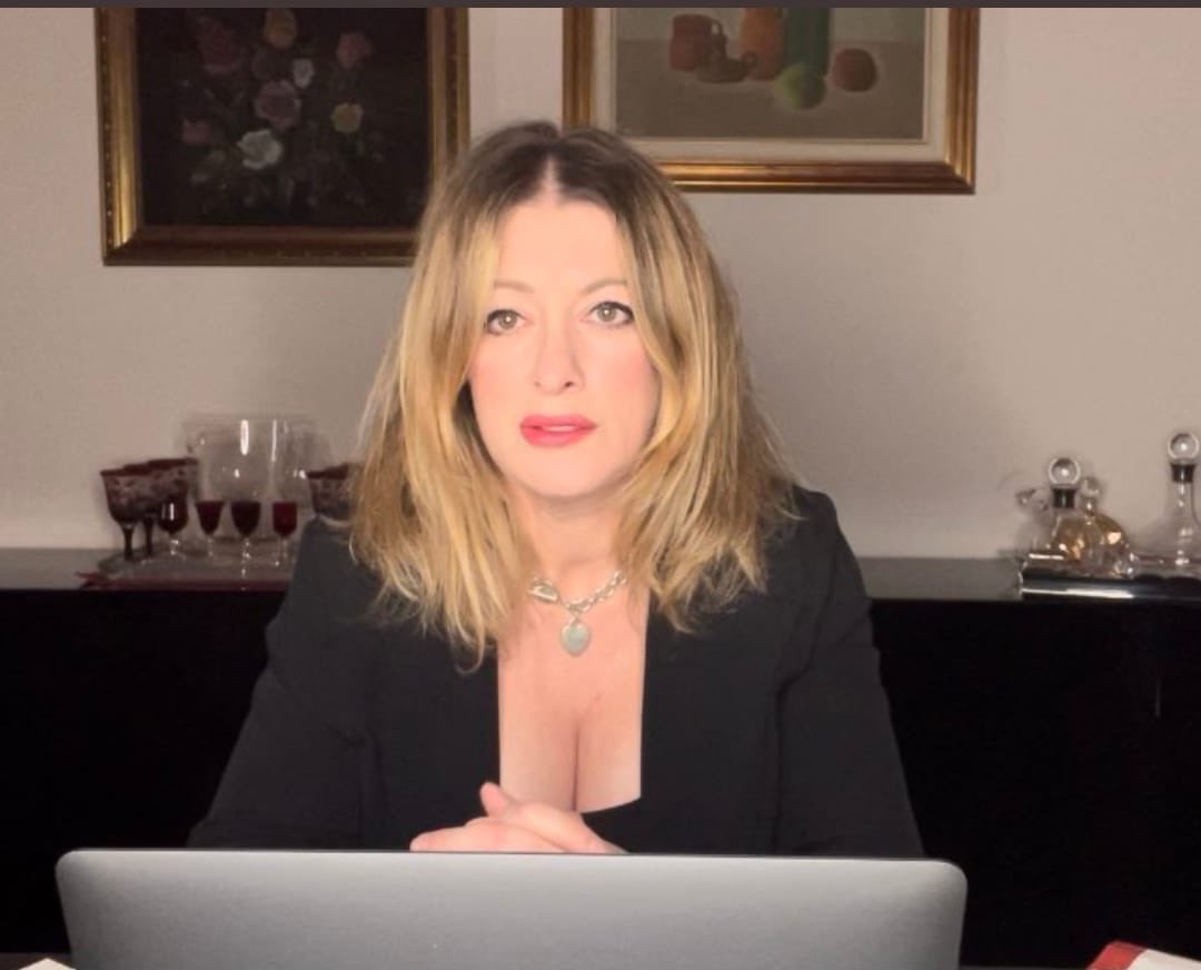 fratotolo2's tweet photo. Confesso: sono una donna bianca ed etero, mangio “carne tradizionale”, utilizzo l’aria condizionata per rinfrescarmi e il metano per riscaldarmi, adoro sentire il rumore del motore della mia auto diesel quando tiro le marce, pretendo che gli “uomini biologici” non utilizzino bagni e spogliatoi riservati alle donne, ritengo che l’utero in affitto sia un abominio e che esistano soltanto due generi, esigo di poter girare per le città italiane senza venire molestata dagli immigrati, credo che la “riconversione ecologica” serva soltanto a impoverire le persone e a distruggere la piccola e media impresa mentre fa ingrassare le multinazionali, penso che la moda di definire tutti “negazionisti” sia l’arma per soffocare il dibattito. 

Tra qualche anno, potrei finire in carcere per questa mia confessione.
