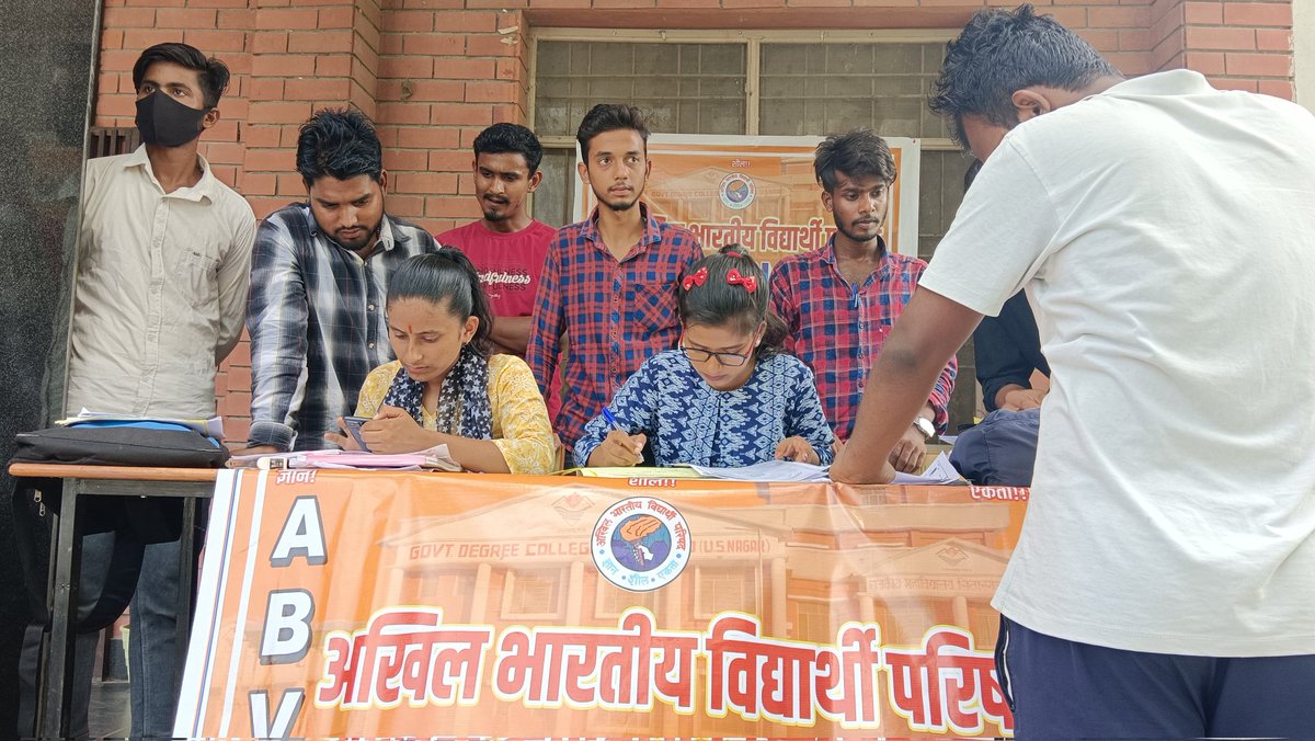 YogiJi31's tweet image. #ABVP_uttranchal
#ABVP_sitarganj
#help_desk

सेवा ही संकल्प 
राजकीय महाविद्यालय सितारगंज में प्रवेश संबंधित किसी भी प्रकार की समस्या हेतु सम्पर्क करे.... 
प्रवेश के तीसरा दिन अपने साथियों के साथ सेवा जारी....
अभाविप सितारगंज
#JOIN_ABVP