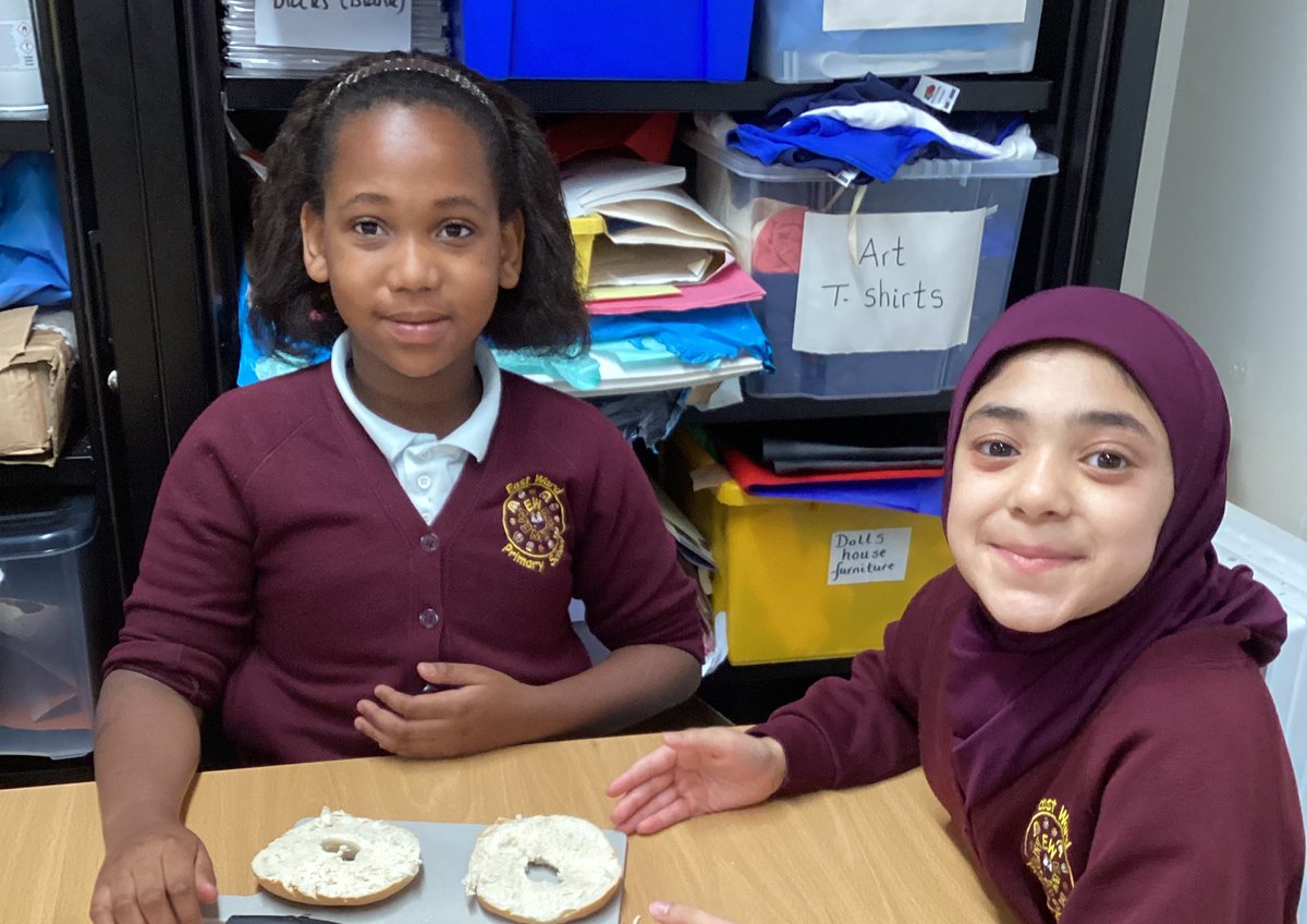 Eastwardprimary's tweet photo. Earlier in the week, 3S turned into chefs! We made bruschetta bagels (inspired by Joe Wicks) using our chopping, cutting and mixing skills. Miss Smith is very proud of their sensible behaviour in the kitchen! @Vision_M_A_T @thebodycoach #eastwardDT #visionmat https://t.co/HGYiG7dy65