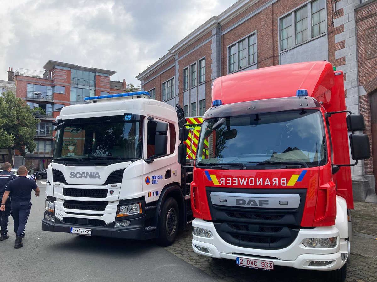 Brw_Westhoek's tweet image. De nieuwe mobiele commando unit is aangekomen in Brussel.  Nu wachten tot de start van de feestelijkheden met als hoogtepunt het nationaal defilé voor de koning.  Live op Canvas vanaf 15u.

Kijken jullie ook? 

#be2107 #brandweer #westhoek #wijzijnervooru