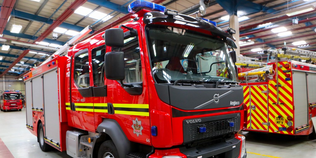 WestMidsFire's tweet photo. If you're driving in front of an emergency vehicle, keep a safe distance and don't brake suddenly.
They may activate lights and sirens suddenly, and you should calmly manoeuvre out of their path, if safe to do so.
#RoadSafety #DrivingSafely #BlueLightResponding https://t.co/Dj2GX7bkLo