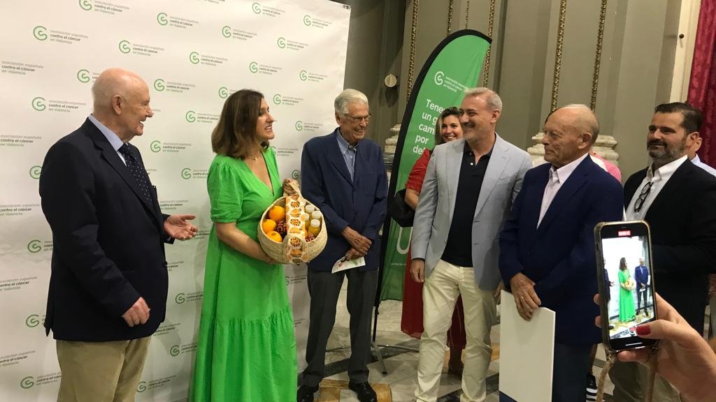 Nos hemos acercado hoy a la presentación de la <a href="/RunCancerVal/">RunCáncer Valencia</a> del 28 de octubre con lo que mejor saben hacer nuestros agricultores, las empresas comercializadoras y cooperativas de <a href="/CValencianos/">IGP Cítricos Valencianos</a> Una muestra de la calidad. Dosis de vitamina C. <a href="/AjuntamentVLC/">Ajuntament València</a> <a href="/mjosecatala/">María José Catalá</a>