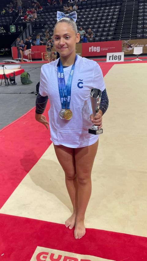 🥇🤸‍♀ A bolseira municipal Paula López logrou o primeiro posto xeral e en suelo no Campionato de España de Ximnasia Artística que se está a celebrar en Pamplona.

🥈 Ademais, a ximnasta levou consigo a prata na categoría de paralelas.

👏 Grandes resultados, Paula! Parabéns!