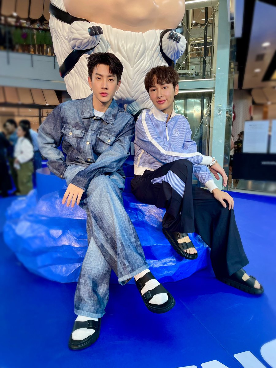mintmag_th's tweet photo. น่ารักคูณสอง! 'ป่าปี๊-น้องกัน' ค��งคู่กันมาร่วมงานอีเว้นท์เปิดตัวโปรเจ็คคอลลาบอเรชั่น BIRKENSTOCK: MRKREME PROJECTS กับฟิกเกอร์อาร์ตทอยยอดฮิต Mushkins สวมรองเท้าครั้งแรกกับ #BIRKENSTOCK 💚

#BIRKENSTOCKTHAILAND
#OffGun #ออฟกัน 
#MintReports https://t.co/eL6sFLjaMS