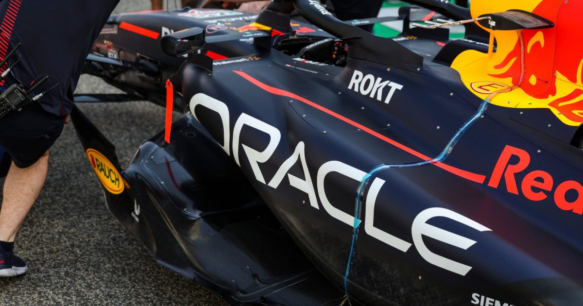 FIA belgelerine göre bu haftasonu Red Bull'daki yenilikler:

-Genişletilmiş ön fren kanalı çıkışı
-Ek kanatçıklarla genişletilmiş arka fren kanalı çıkışı
-Daha geniş ve kısa sidepod girişi ve daha geniş sidepod
-Yeni sidepodda yer alan bölme çizgilerine göre zemin güncellemesi