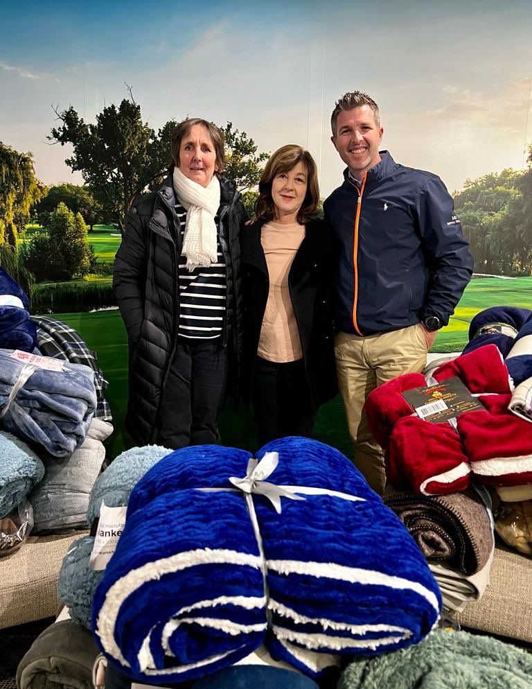 ‘Making a difference in the lives of those less fortunate’ #NelsonMandelaDay 

From the members of Royal Johannesburg, Our CEO, Chris Bentley & Board Member, Wendy Huddy - hand over the blanket drive donations to Immaculata Shelter for the Homeless. 🙌
