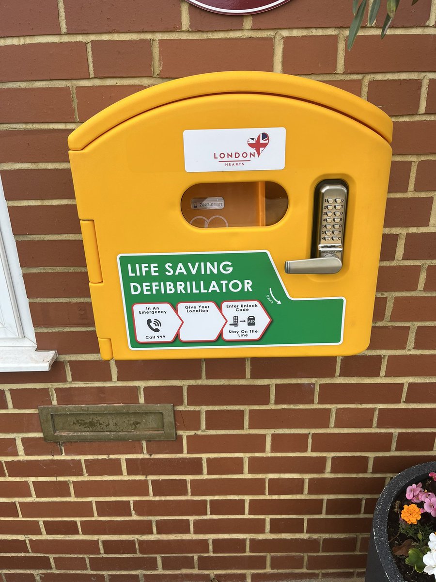 Delighted to report the installation of our public defibrillator in #NewMalden - thanks to <a href="/LondonHearts1/">London Hearts</a> &amp; all our families &amp; alumni for their kind donations to help make this happen! Its’s  registered with <a href="/TheBHF/">British Heart Foundation</a> so any member of the local community can access it. #savinglives