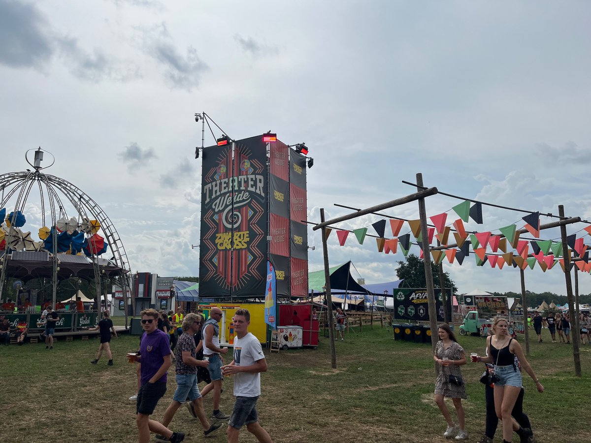 @univgroningen @FacultyofArtsUG @SLG_UG @GroNlp #SPRAAKLAB team aanwezig op @zwartecross: probeer onze dialectvoorspeller, krijg een sneak peak van ons spel Streektaalstrijd, leer wat #Achterhoeks, of krijg een #echo van je tong! Wees welkom!