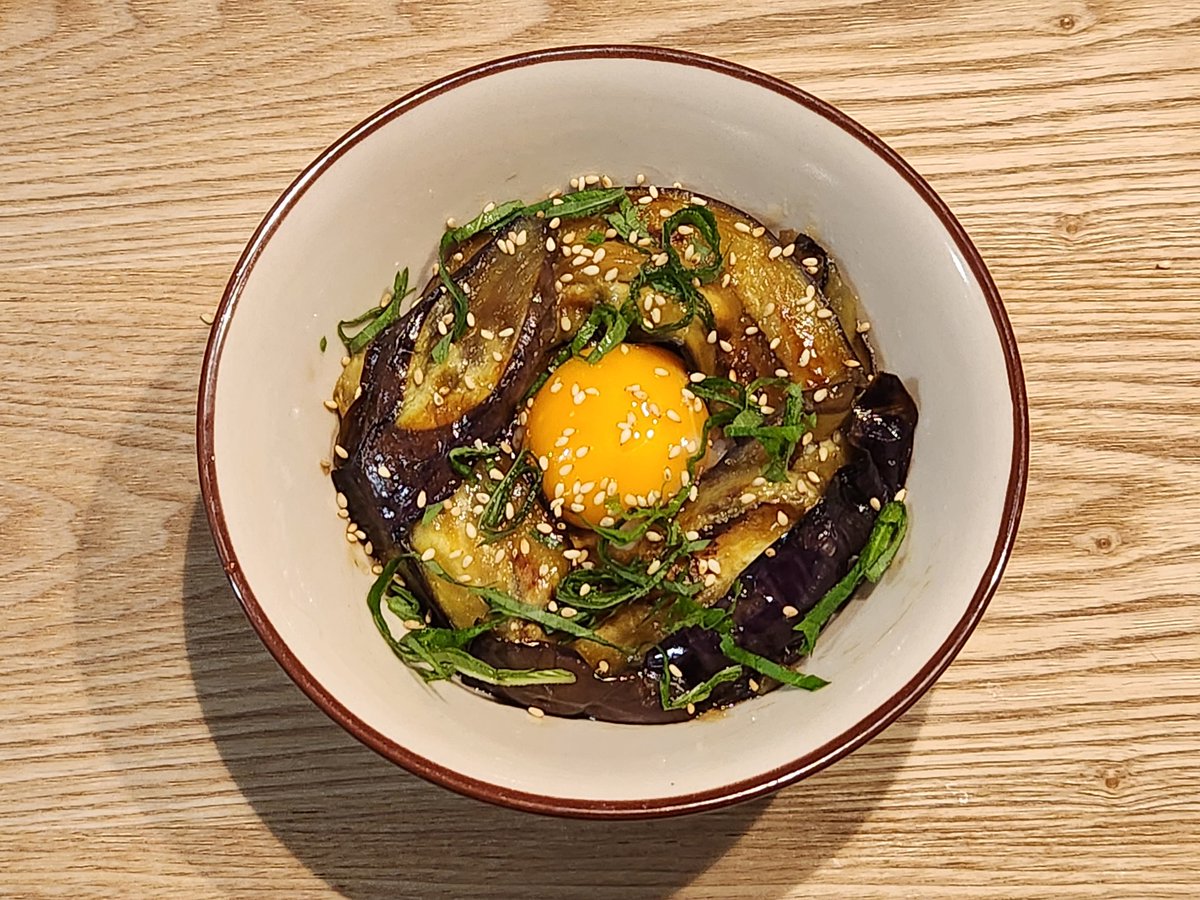 tetsublogorg's tweet photo. これほんとにおいしいから、みんなに試してみてほしい。

【なすの生姜焼き丼】

1.なすを縦に薄切り
2.水に漬けてアク抜き
3.ごま油で炒める
4.弱火にして調味料を投入
5.水溶き片栗粉でとろみをつける
6.ごはんにかけてごまと大葉を振り生卵を乗せる

(調味料はリプ欄に載せます！) https://t.co/zxEw43yj6i