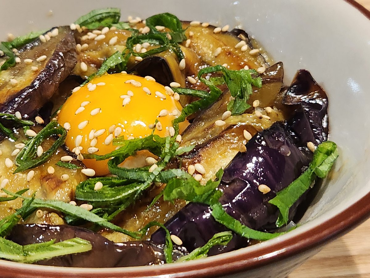 tetsublogorg's tweet photo. これほんとにおいしいから、みんなに試してみてほしい。

【なすの生姜焼き丼】

1.なすを縦に薄切り
2.水に漬けてアク抜き
3.ごま油で炒める
4.弱火にして調味料を投入
5.水溶き片栗粉でとろみをつける
6.ごはんにかけてごまと大葉を振り生卵を乗せる

(調味料はリプ欄に載せます！) https://t.co/zxEw43yj6i