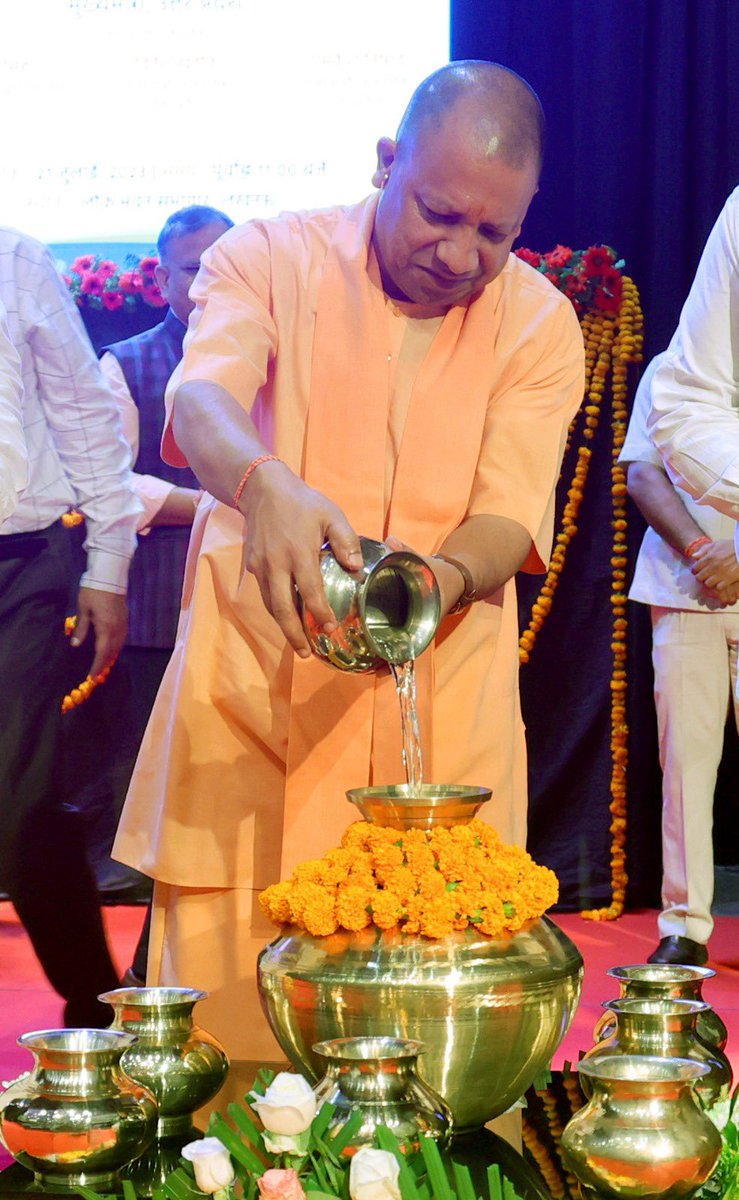 sengarlive's tweet photo. उत्तर प्रदेश-

CM योगी ने आज लोकभवन में आयोजित भूजल सप्ताह के समापन समारोह में सहभागिता की-

जल के महत्व को समझना होगा ताकि आने वाला कल सुरक्षित रहे-CM 

बुंदेलखंड और विंध्य जैसे क्षेत्रों में पहले लोग 5 से 7 किमी दूर से जल को सर पर ढोकर लाते थे, आज यहां हर घर में शुद्ध जल उपलब्ध हो रहा-CM

हर घर जल की योजना लंबे समय तक चले तो इसके लिए सभी प्रदेशवासियों को आगे आना होगा और भूगर्भीय जल स्तर को बढ़ाना होगा-CM

****

दिल्ली- PM मोदी और श्रीलंका के राष्ट्रपति रानिल विक्रमसिंघे की मौजूदगी में भारत और श्रीलंका ने कई समझौते ज्ञापनों को स्वीकृति दी !!

****

दिल्ली-मणिपुर मामले में हंगामे के चलते लोकसभा और राज्यसभा की कार्रवाई कल प्रातः 11 बजे तक स्थगित  !!

****

दिल्ली-अमित शाह का ऐलान-
प्राथमिक कृषि ऋण समितियां आज से देश भर में सार्वजनिक सेवा केंद्रों से दी जा रही सेवाएं प्रदान करेंगी !!

****

कोलकाता- मणिपुर भयावह वीडियो वायरल मामले में आज WB CM ममता बनर्जी ने PM मोदी को जमकर घेरा !!