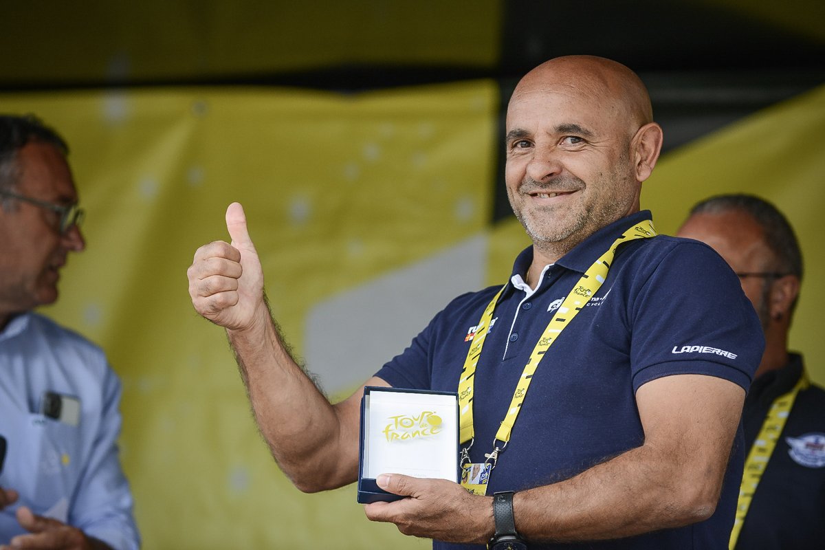 Notre assistant sportif Firmin, 24 Tours de France à son actif, a reçu ce matin le Trophée de la fidélité de la part d'ASO 🏅
