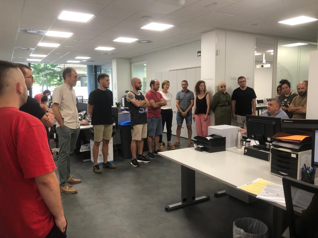 Expliquem el projecte #EspaiObert als professionals de <a href="/SJD_SS_Bcn/">Sant Joan de Déu Serveis Socials Barcelona</a> que ens visiten, adquirint el compromís d'anar-hi nosaltres a conèixer de primera mà l'abordatge en l'àmbit del sensellarisme i el #housingfirst. Intercanviar sinèrgies i bones pràctiques és avançar cap una