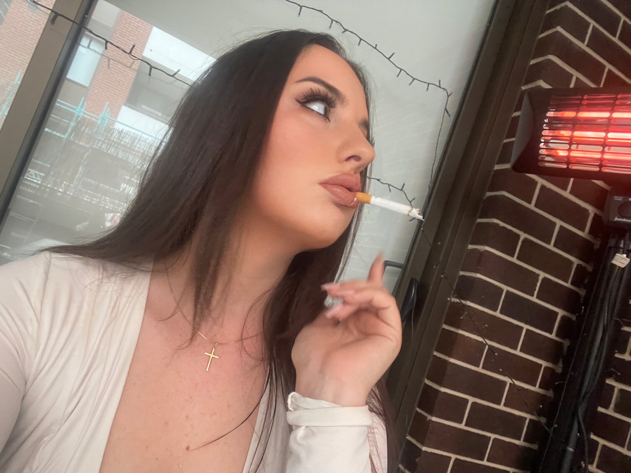 𝓖𝓸𝓭𝓭𝓮𝓼𝓼 𝓒𝓱𝓮𝓻𝓻𝔂 🍒🌟 on X: It's so cold tonight ❄️ 🚬 #smoking  #smokinggirl #onlyfans #of #sfs #BarbieTheMovie #smokingfemdom  #smokingbeauty #smokingcigarettes t.covv8OKtkRUs  X