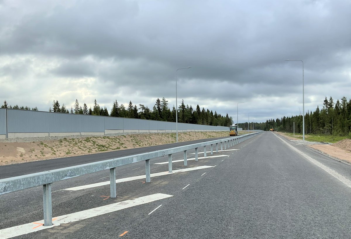 KeijoHeikkila's tweet photo. Vt 4 Simon kohdan työmaa lähestyy valmistumistaan, ensi viikolla on avataan uusia väyliä. Hanke valmistuu syyskuun aikana. Nyt tehdään päällysteitä ja monia viimeistelytöitä, keskikaiteetkin alkaa olla jo paikoillaan. @vayla @Lapin_ELY #simonkunta #grk #asfalttikallio @welado https://t.co/MsvPSU0jIb