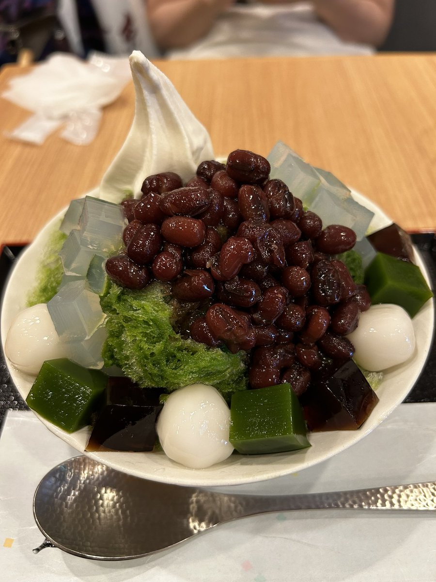dokihaki's tweet photo. おいしか��たあ
夏はかき氷やねえ
あんみつとかき氷とソフトクリームやなんてよくばりメニューやねえ
たまらんわ https://t.co/xxDKidQob2