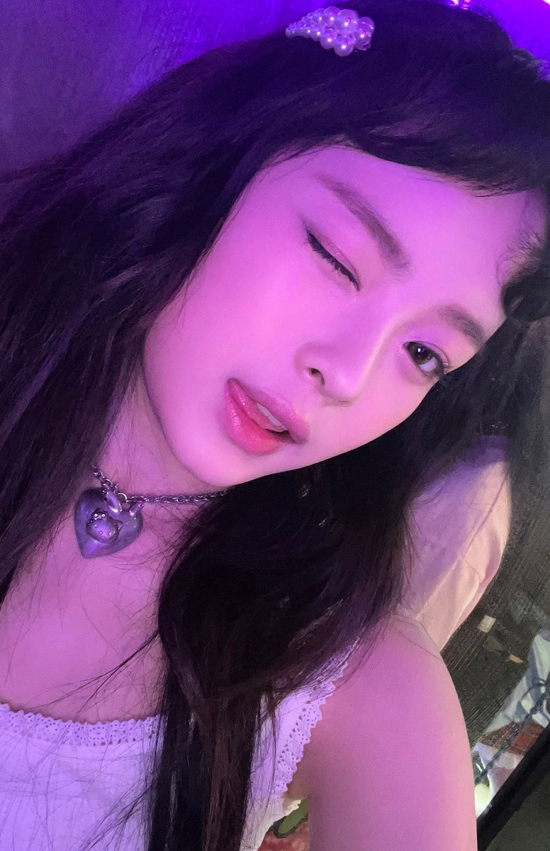 picsnewjeans's tweet image. Hanni Get Up selcas