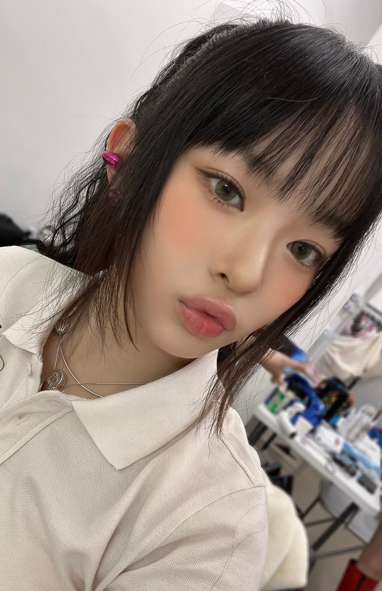 picsnewjeans's tweet image. Hanni Get Up selcas