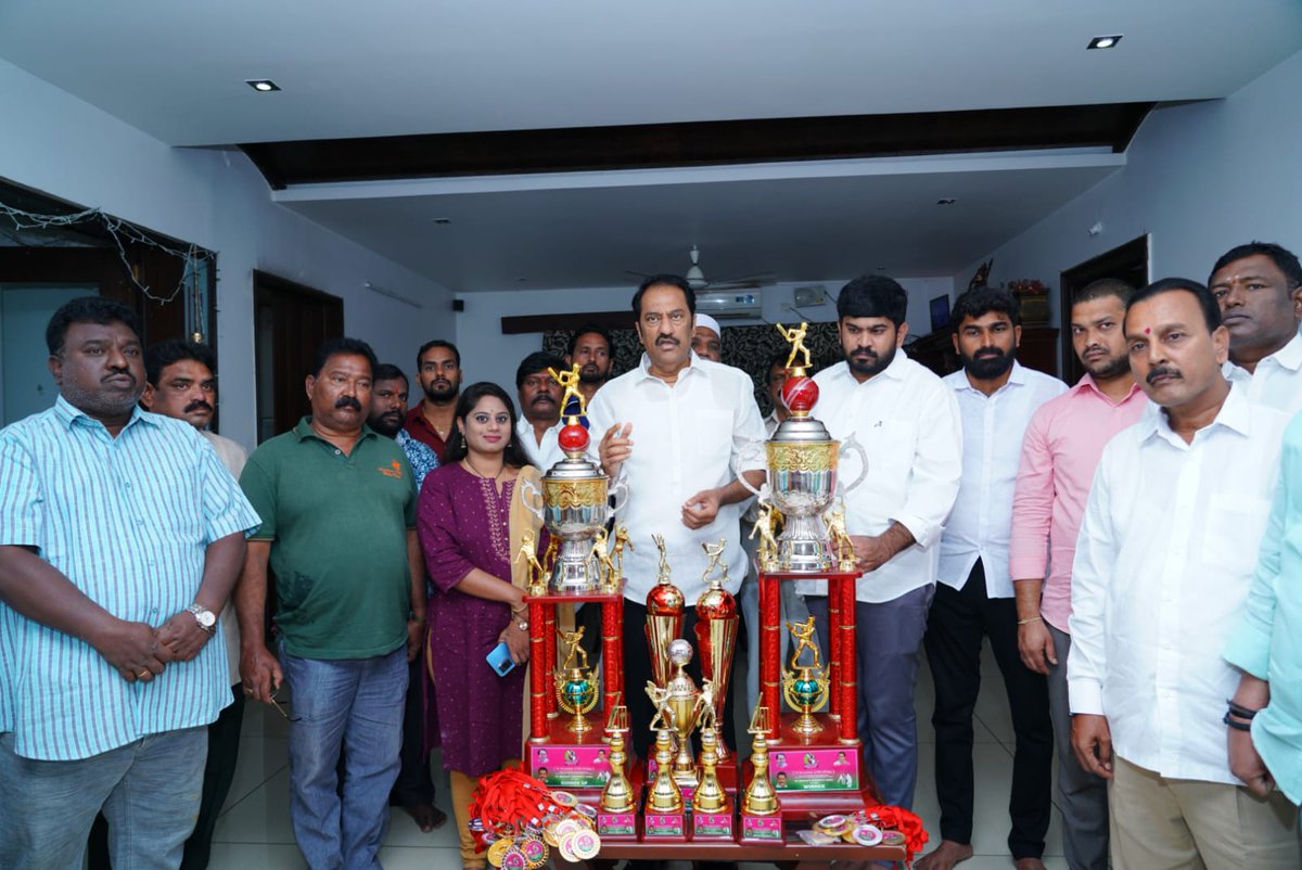 MGNMLA's tweet photo. గౌరవనీయులు బిఅర్ఎస్ పార్టీ వర్కింగ్ ప్రెసిడెంట్ మంత్రివర్యులు శ్రీ  కేటీఆర్ జన్మ దిన వేడుకలలో భాగంగా జూలై 24 నుంచి ప్రారంభం కానున్న జూబ్లీ హిల్స్ నియోజకవర్గం నాకౌట్ క్రికెట్ టోర్నీ ట్రోఫీలను ఆవిష్కరించడం జరిగింది. #cmotelangana #ktrtrs https://t.co/ycENyaFCcb