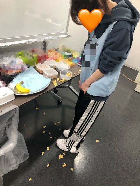 _6s_m's tweet photo. ジュニア時代の🧡初だし
様子のおかしい🧡で本当いつも笑わされた〜😂服の気持ちになっちゃうし、ケータリングぼろぼろこぼして、ひとり落ち込んでたしほんとーにかわちい😂大体いつも🦔と🦅が「もー」ってやってあげてる😂 #6音で妄想 https://t.co/uLTNR7cRjT