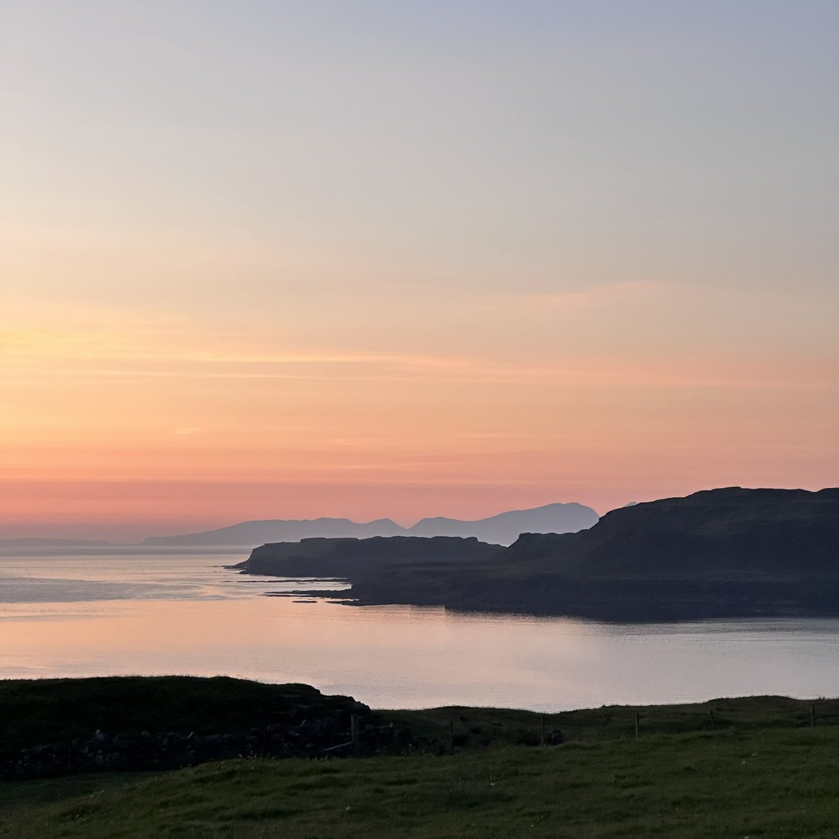 It’s not too late for a chance to soak in an outdoor bath with wonderful sea and island views whilst your wood fired pizza is cooking in your outdoor oven… we’ve got a few spaces in our lovely shepherd’s hut over the next 4 weeks.. treshnish.co.uk/cottages/tresh…