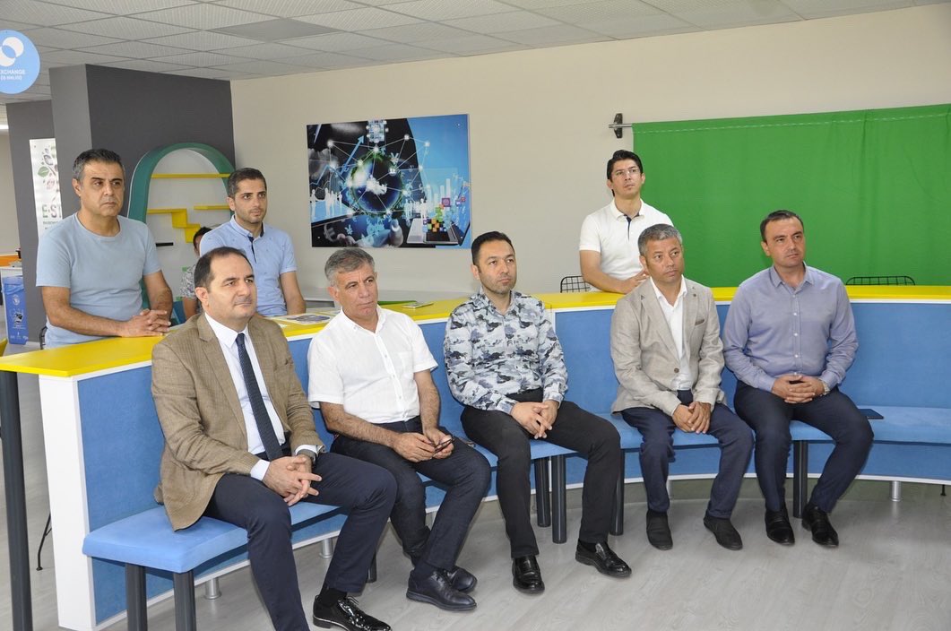 YuregirMem's tweet photo. İl Milli Eğitim Müdürümüz Sayın Yaşar KOÇAK;
🤖Yavuzlar Ortaokulu’nda kurulan Adana’nın tek Avrupa Okul Ağı(European Schoolnet)ile akredite olan FCL’i(Future Clasroom Lab) ziyaret ederek yıl boyu yapılan çalışmaları yerinde inceledi. @tcmeb @Yusuf__Tekin @kocakysr @mrt__celikk https://t.co/pRxEJkT2w6