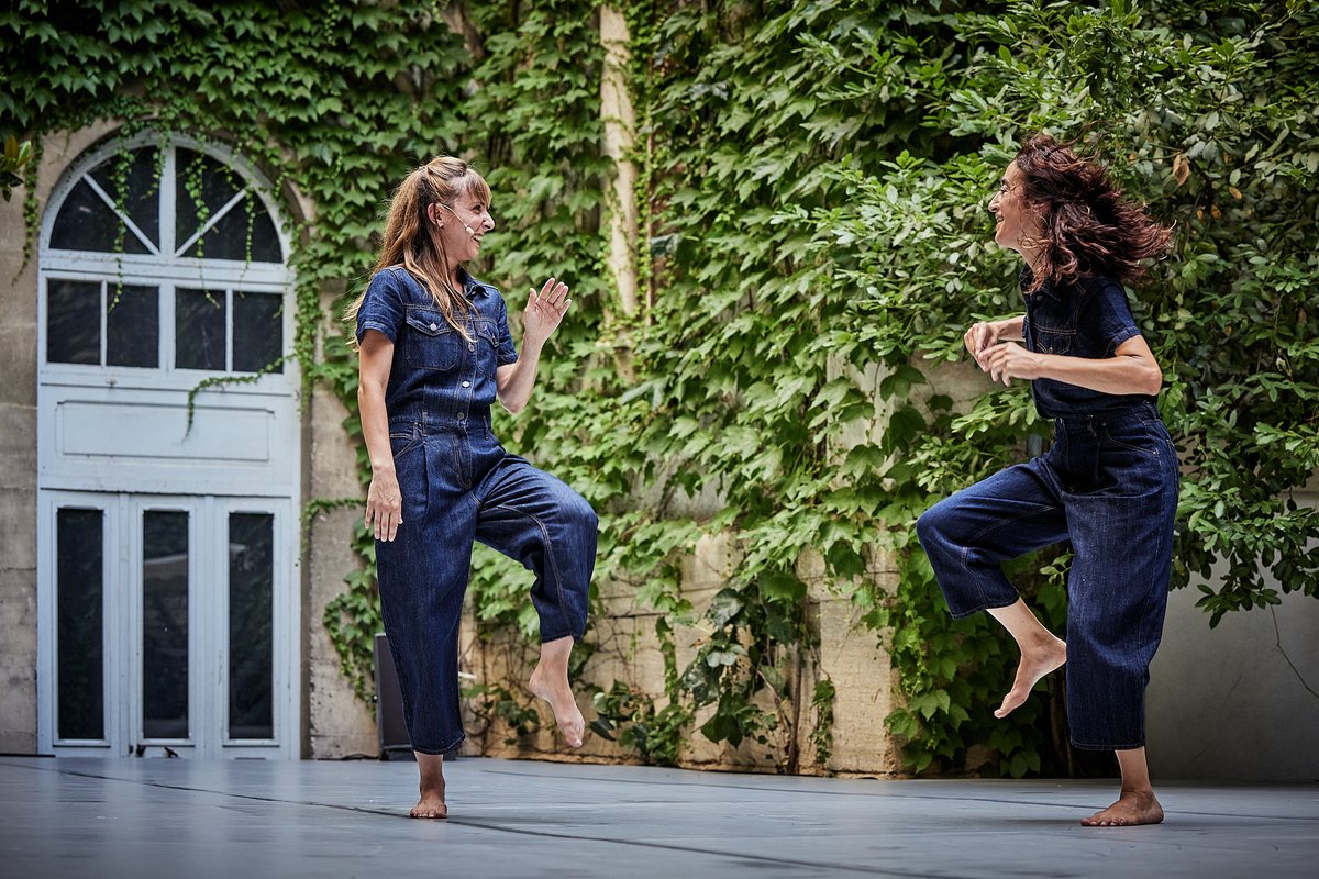 [critique] de <a href="/fanny_imbert/">Fanny Imbert</a> Vive le sujet ! – Série 4 : la danse au croisement des rencontres urlz.fr/mMxR Au <a href="/FestivalAvignon/">Festival d'Avignon</a>, deux chorégraphes mêlent leur travail aux disciplines de leurs invités. L’artiste française Balkis Moutashar convie au plateau la jeune