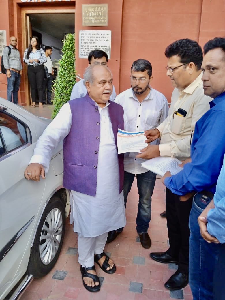 रतलाम विधायक श्री चैतन्य कश्यप के मार्गदर्शन में माननीय केंद्रीयमंत्री श्री नरेंद्र सिंह तोमर से चर्चा 2800 ग्रेड पे के संबंध में की गई,उनके द्वारा माननीय मुख्यमंत्री जी से चर्चा करके 2800 ग्रेड पे दिलाने हेतु आश्वस्थ किया गया ⁦<a href="/mppatwarisangh/">मध्यप्रदेश पटवारी संघ भोपाल</a>⁩ ⁦<a href="/ChouhanShivraj/">Shivraj Singh Chouhan</a>⁩
