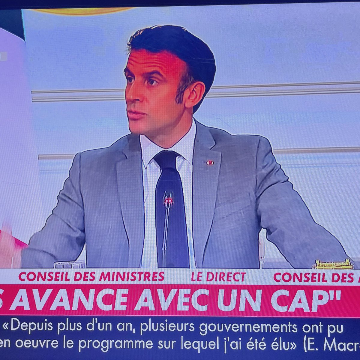 E2Villiers's tweet photo. Le Président a mis un costume de représentant de tringles à rideaux pour dire aux Français ce qu’il faut faire et qu’il ne parvient pas du tout à faire. https://t.co/vpD4BzzoGv