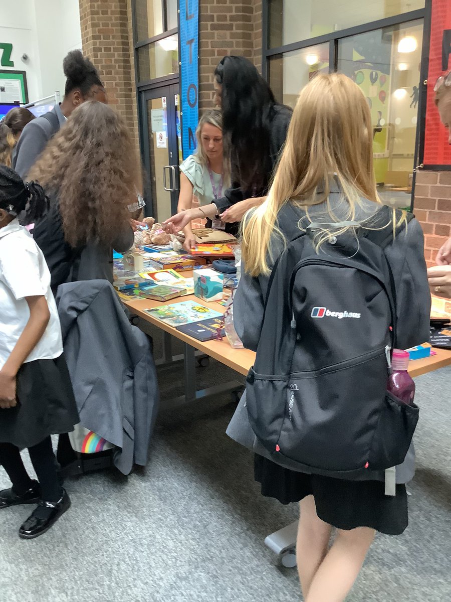 HarborneAcademy's tweet photo. Our summer Fayre.
#prizes #fun #candyfloss #icecream #splattherat #tombola #hangingbarchallenge #cakes #karaoke https://t.co/zxasRNa3YT