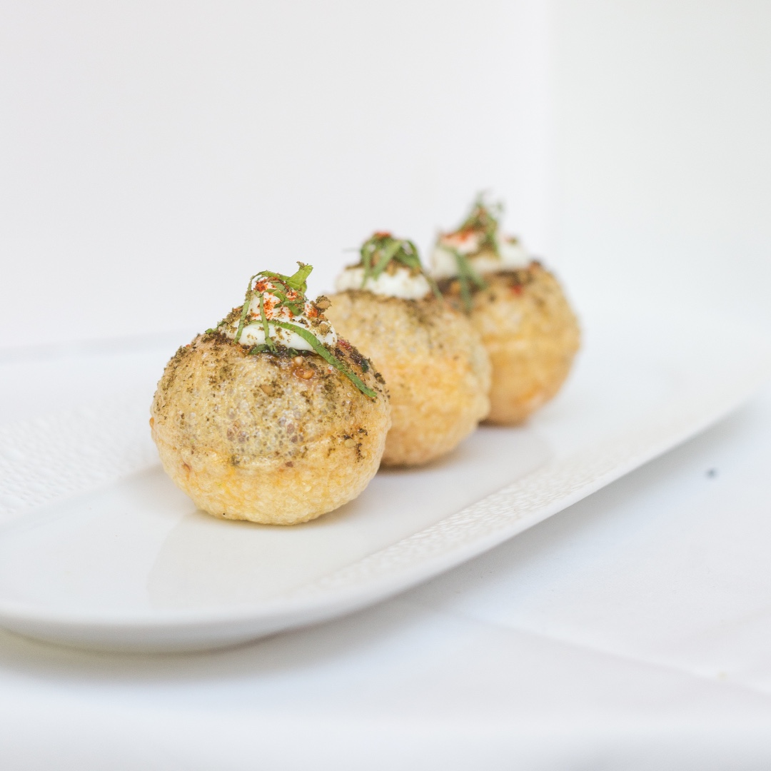 LeComptoirLDN's tweet photo. A Middle Eastern inspired starter. Crunchy panipuri, hummus, shawarma chicken https://t.co/kKXt1klRYP