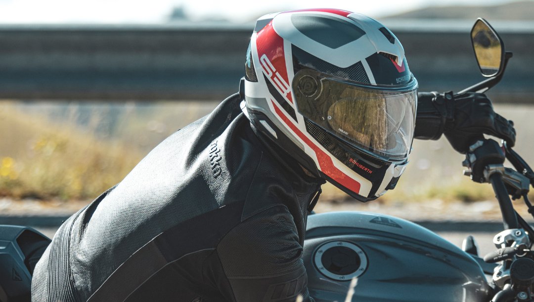 fcmoto_shop's tweet photo. The new Schuberth S3. Excellent balance between aerodynamics & very low noise level! Shop now: https://t.co/MwgxVbQ67k
#fcmoto #schuberth #schuberthhelmet #motorcycle #motorbike #bikelove #motorcyclelove #bikelife #biker #motorrad #motorradhelm https://t.co/CtBKlr07Ai