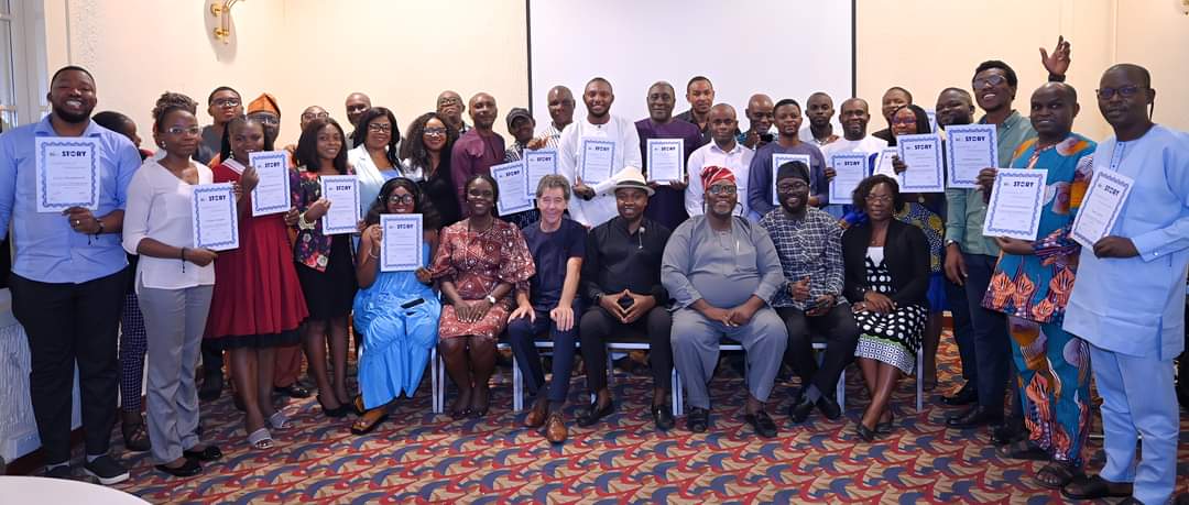 Clinic4Journos's tweet photo. In June, we hosted a group of Nigerian journalists (picture attached) to a days-long #digitaljournalism training, sponsored @nigeriaLNG 

This news report summarises it well enough... /2

#NLNGChangeYourStory

https://t.co/idaVNtDjNa https://t.co/Pj1HKo7Wyh